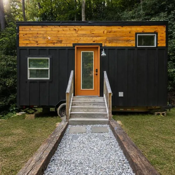 Bigfoot Bungalow Tiny Home in the Woods, hotelli kohteessa Robbinsville