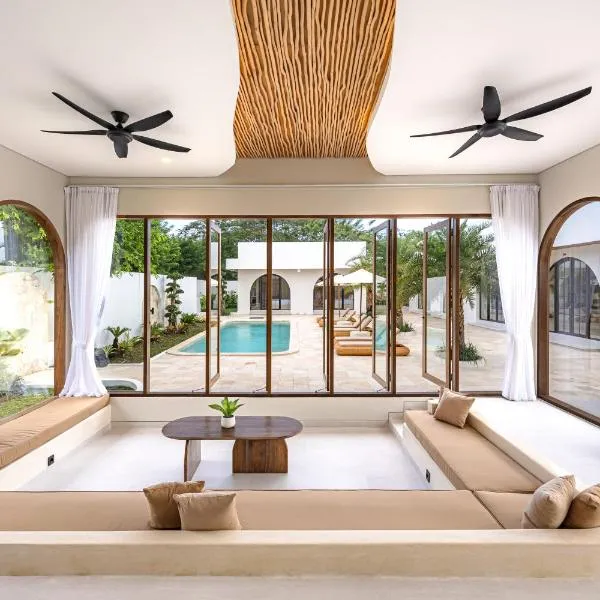 DESAULU VILLAS - Boutique Private Room Pool View、ウルワツのホテル