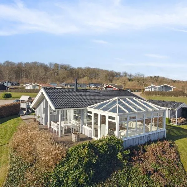 Lovely Summer House With Sea View, hotel i Sjølund