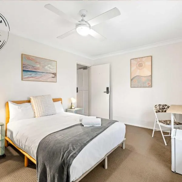 Bright & Comfy Double Room - Cozy and Well-Connected - Shared Bathroom and Amenities, hotel di Blacktown