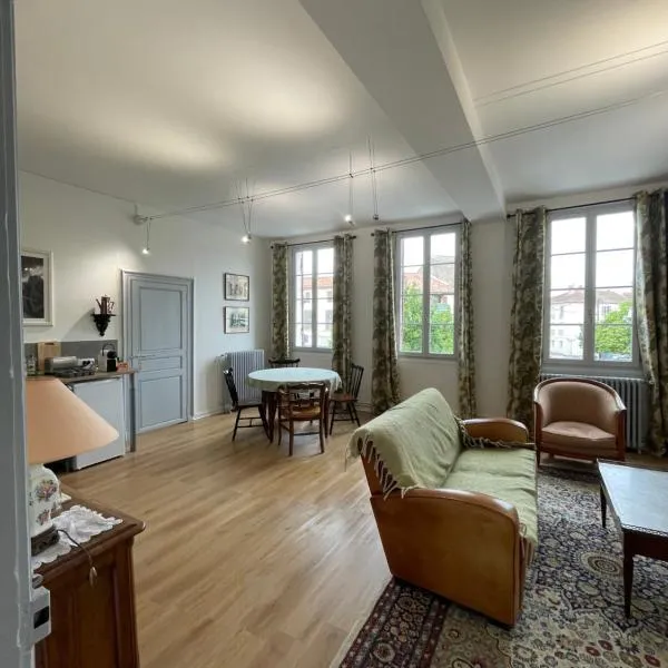 grand appartement lumineux proche du centre avec cour privée: Bergerac şehrinde bir otel