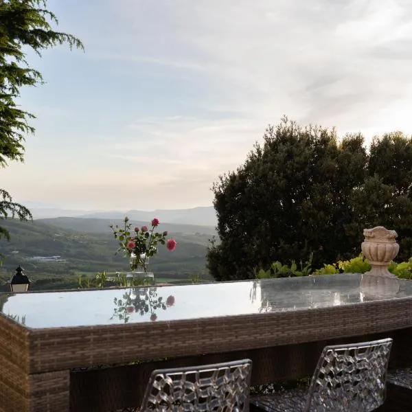 Casa Sole di Toscana USO ESCLUSIVO con 5 camere, 3 bagni, terrazza panoramica, giardino e vasca idromassaggio, hotel v destinácii Monterotondo