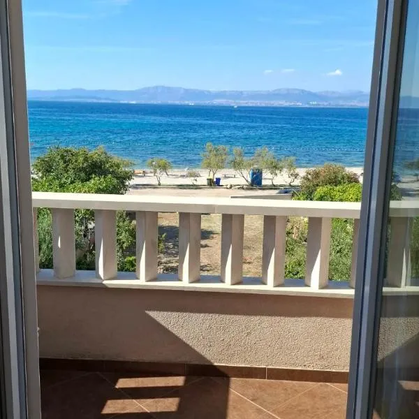 Apartments Zvone,place by the sea, hótel í Mirce
