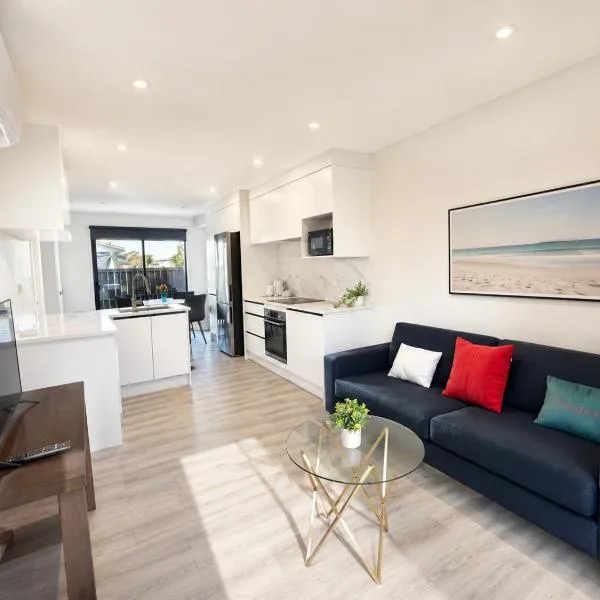 Modern 3BR 2BA Home w Workspace Near Airport, hotel in Auckland