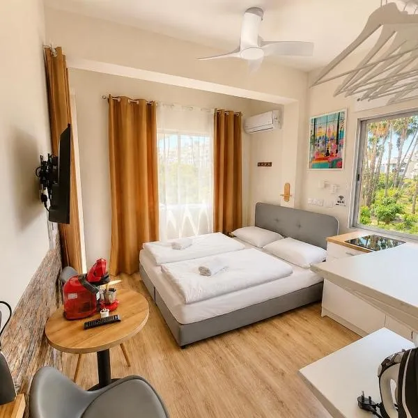 Smart Deluxe StudioN6 private Kitchenette Bathroom to Beach 200m Marina Port 900m, hotel din Limassol