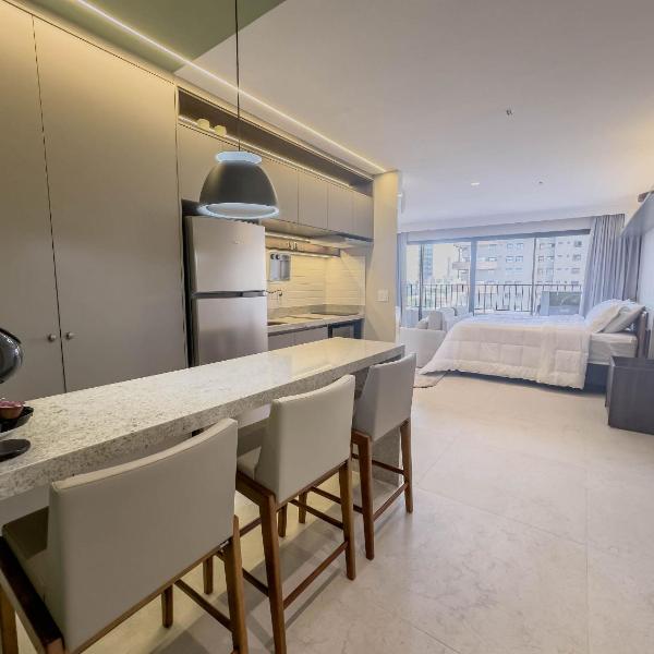 FR1103B Estúdio moderno com cama king e garagem