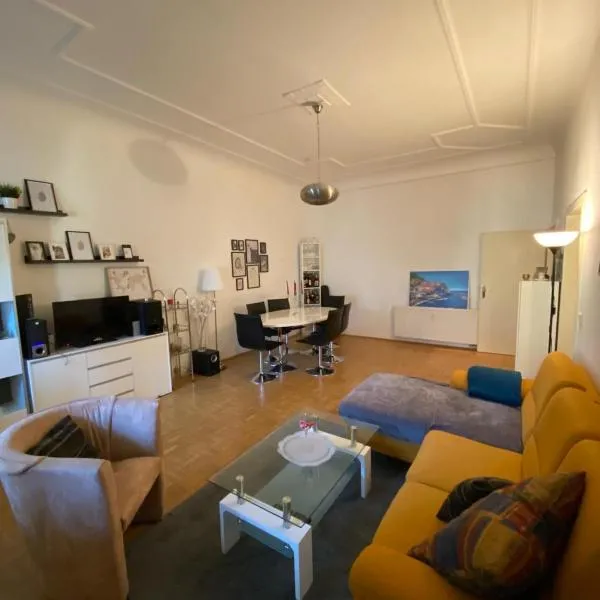 Geräumiges 2-Raum-Apartment mit Loggia, hotel en Leipzig