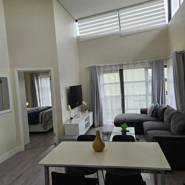 Beautiful 2 bedroom unit, inverter & complex pool, hotel in Johannesburg