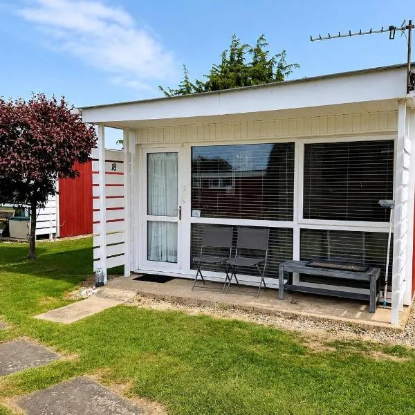 Lovely 4 Berth Chalet In The Coastal Village Of Heacham, Ref 92018Cs, Hotel in Heacham