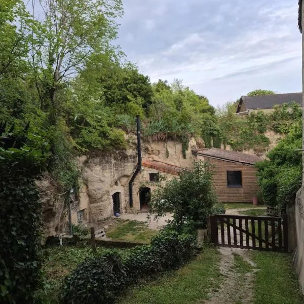 Maison Semi-Troglodyte, hotel in Louresse-Rochemenier
