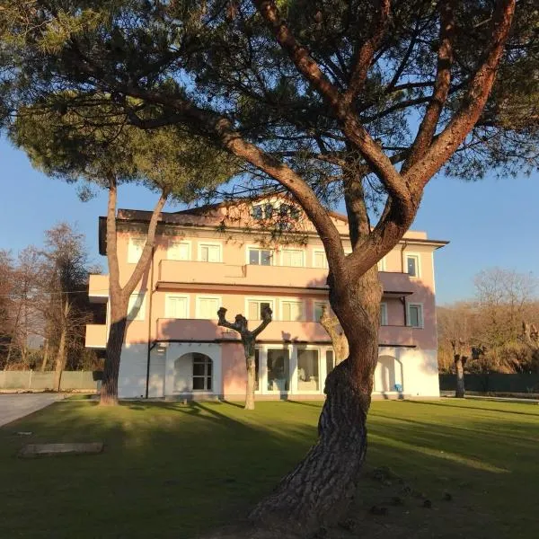 I tre platani, hótel í Marina di Massa