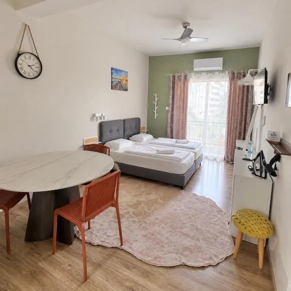 Smart Deluxe Studio N9 private Kitchenette Balcony Beach 250m Marina Port 900m, hotel di Limassol