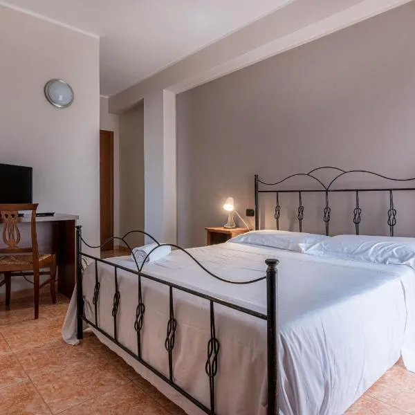Hotel Ristorante L'Orizzonte, готель у місті Ле-Кастелла