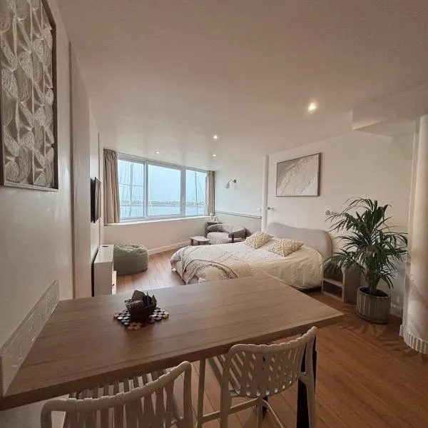 Studio vue mer - Baie de Perros Guirec - GR34, хотел в Louannec