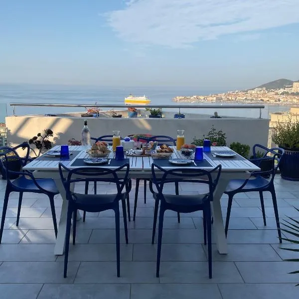 Suite avec 2 chambres d'hôtes pour 1 à 4 personnes avec vue mer, terrasse, parking privé, proche port et aéroport, petit déjeuner inclus, hotel em Ajaccio