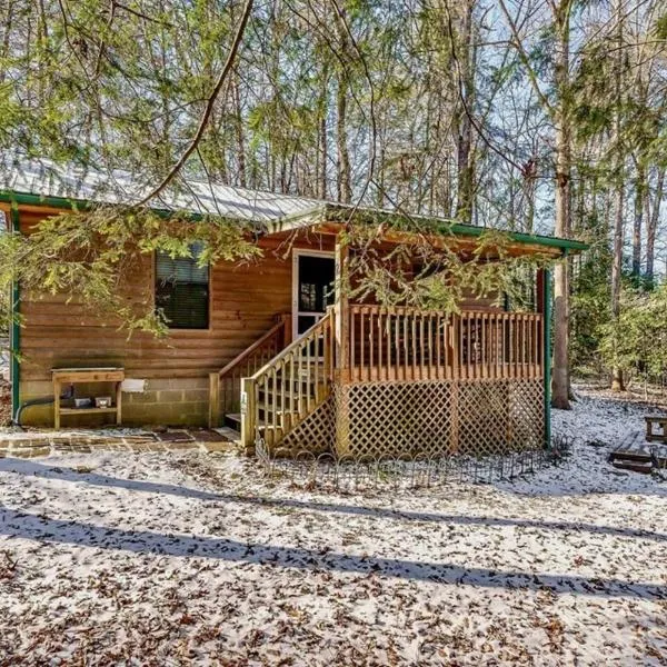 The Holly Cabin near Fall Creek Falls State Park, hotel in Spencer