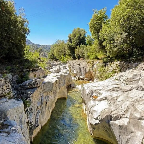 PETRASTERO mountain Canyon Retreat-Agrafa , Greece, hotel en Vérnikon