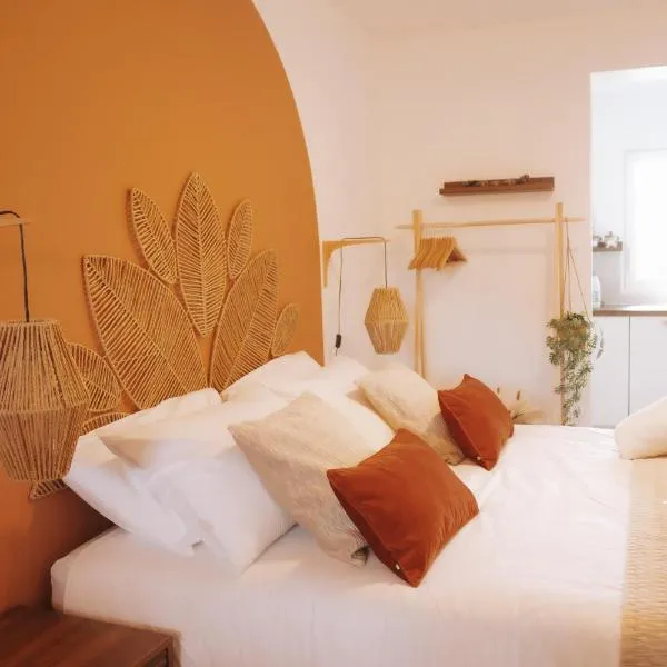 Appartement Suite Ananda, Spa Balnéo, Clim, piscine, vue lac, parking gratuit, cuisine tout équipée, wifi, refait à neuf tout confort, idéal pour une escapade détente, ξενοδοχείο στην Αρλ