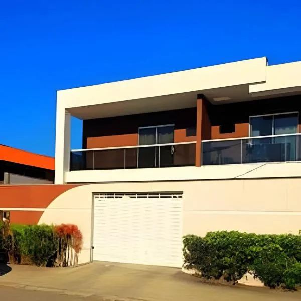 2 bedrooms with en-suite bathrooms and split air conditioning, garage, 500 MB Wi-Fi!, hotel in Cabo Frio
