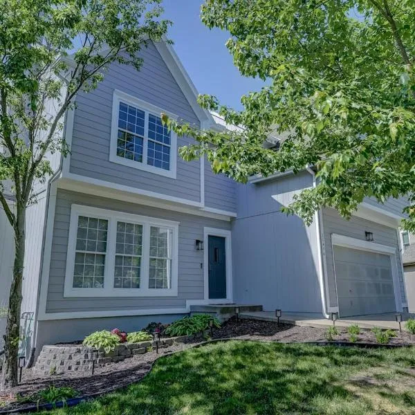 Viesnīca OLathe Lux Retreat 4 Bedroom Olathe Home 4 Bath 2K 3Q sleeps10 pilsētā Olate