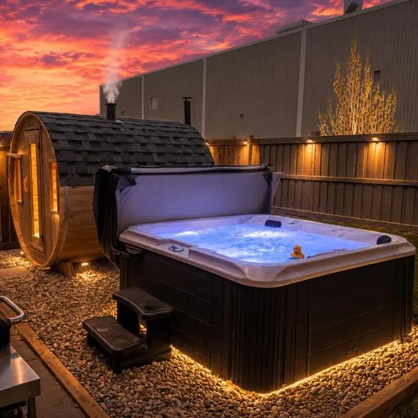 Urban Utopia - Hot Tub - Sauna - BBQ - Firetable - Garage - AC, hotel in Edmonton