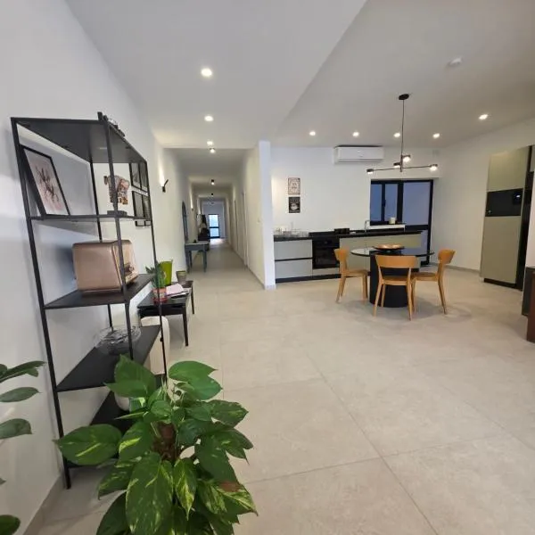 Luxury Waterfront 3BR Apartment with Large Terrace, hotel di Marsaskala