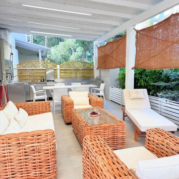 Zafira 17 Seafront Apartment with Veranda, hotel in Durrës