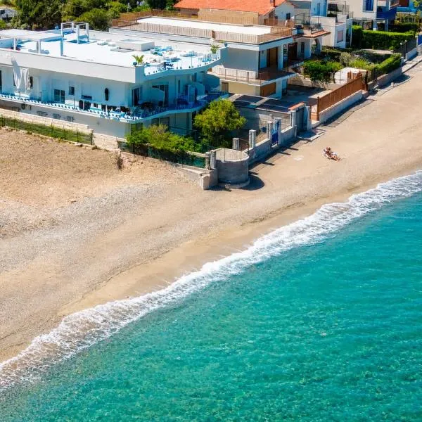 Viesnīca Blue Life, Luxury Rooms Beachfront Rooftop between Palermo and Cefalu' pilsētā Kasteldača