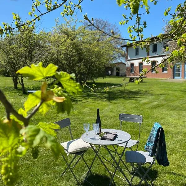 Ferienwohnungen Ostseestern - 7 Apartments, Obstgarten, Lagerfeuer, Spielplatz, Fußbodenheizung, Parken, hotel en Rakow