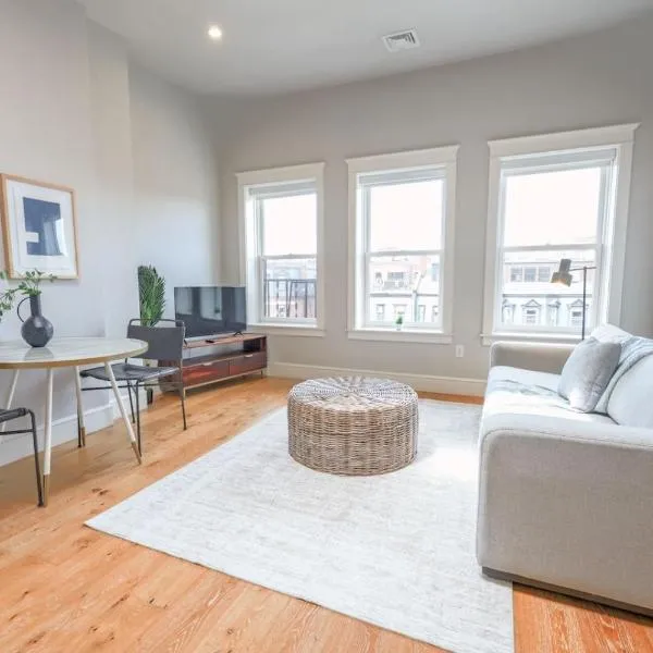 Light-Filled Back Bay 1 Bedroom Apartment, hotel v destinaci Boston