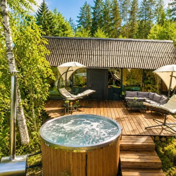 Black Forest Cabin with Hot Tub, Cinema, Lake & Deer Park, Hotel in Līči