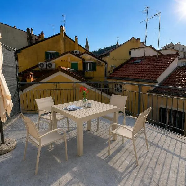 Alassio Attico con Terrazza AC WIFI, hotel u gradu Alasijo
