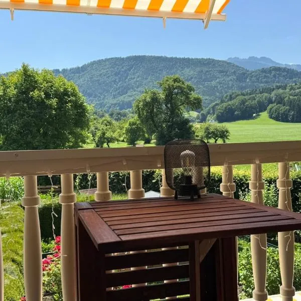 Traumhafte 2-Zimmer-Wohnung am Chiemsee、ベルナウ・アム・キームゼーのホテル