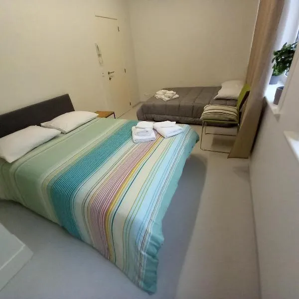 Chez Jean-Claude chambre double، فندق في فافري