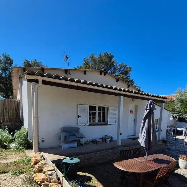 Studio climatisé avec jardin proche plages, hotel in Sanary-sur-Mer