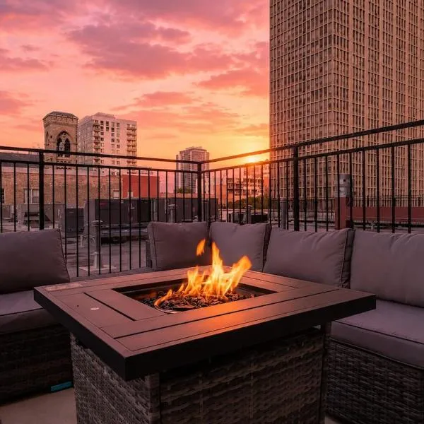 McCormick Place 2BR Suite with Patio, Skyline View and Optional Parking Sleeps 6 Near Soldier Field and Grant Park, hotel i Chicago