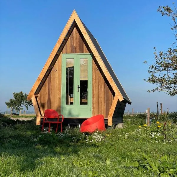 Charming cabin Avondgloed in farmer's orchard, hotel in Hem
