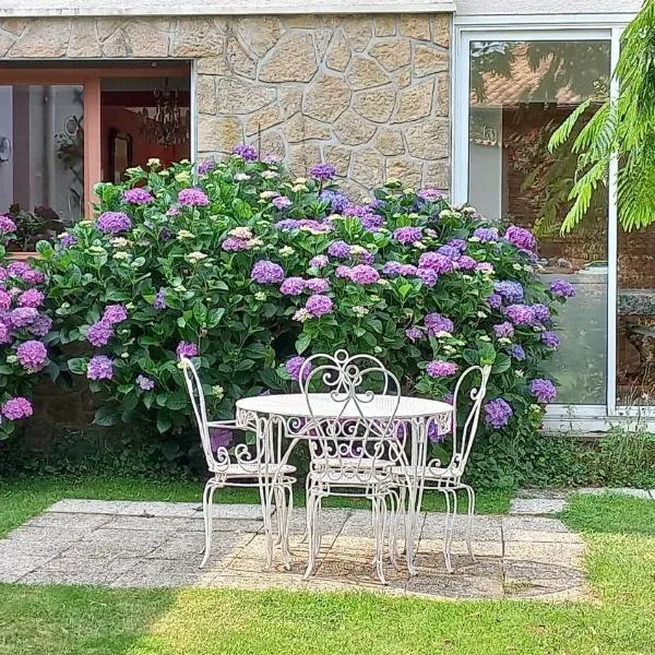 Chambres hôtes Le Champ Des Oiseaux: Rochechouart şehrinde bir otel