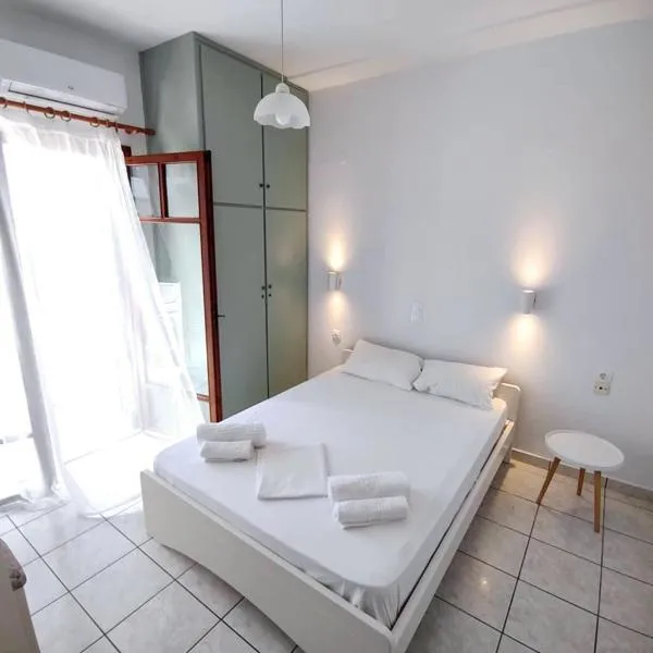 Galatas apartment 5 with beautiful sunset, 750m from the sea, hotel v mestu Galatás