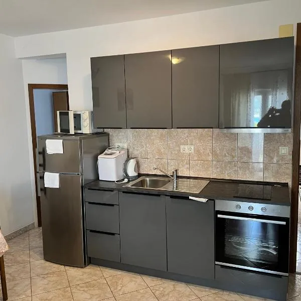 Apartmani Lacic Est, Hotel in Trogir