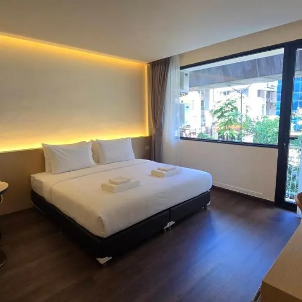Norns Silom Cafe & Stay, hotel in Bangkok