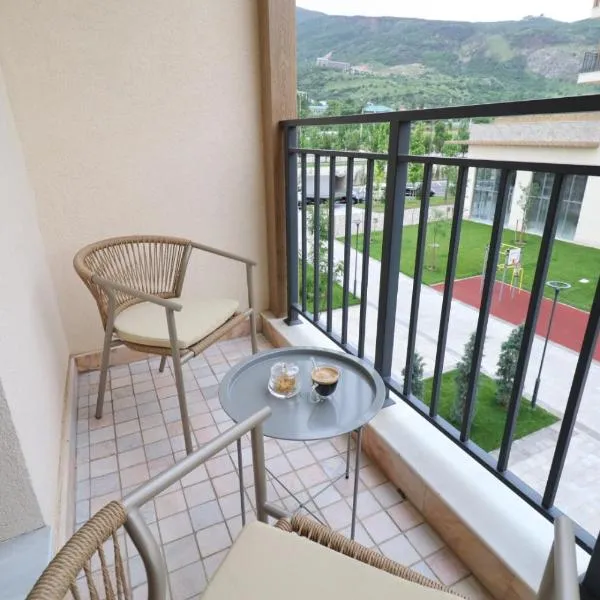 Akash Apartments - overlooking mountain peaks, hôtel à Chorwoq