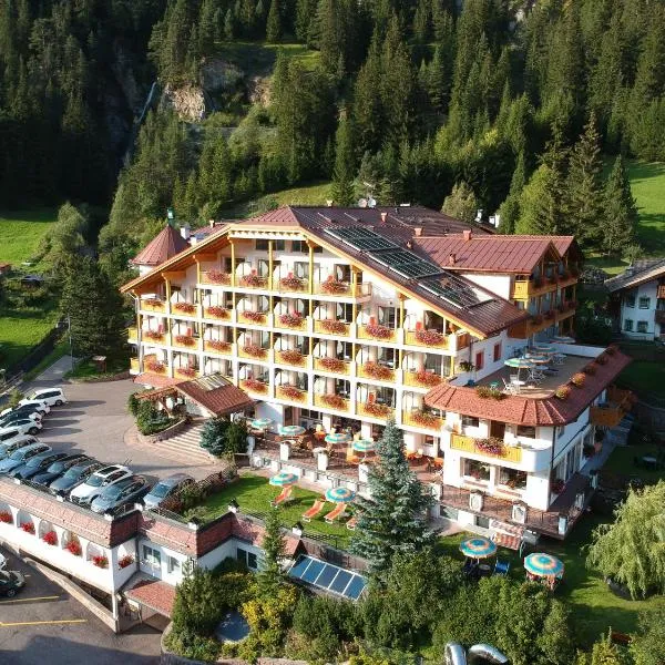 Hotel Cesa Tyrol, hotel en Canazei