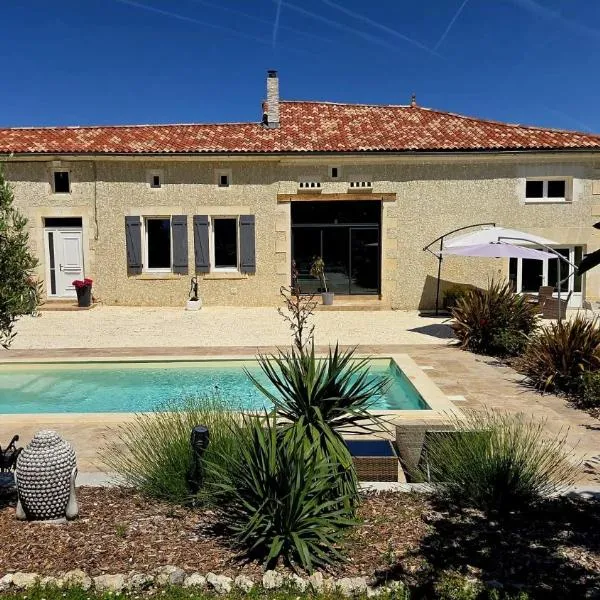 Gîte avec piscine au cœur de la campagne, hotel en Saint-Aulais-la-Chapelle