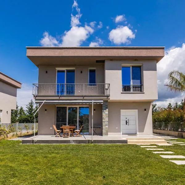 Garden Breeze Stay Villa 1 - Gala Residence by PikHost, hotel di Draç