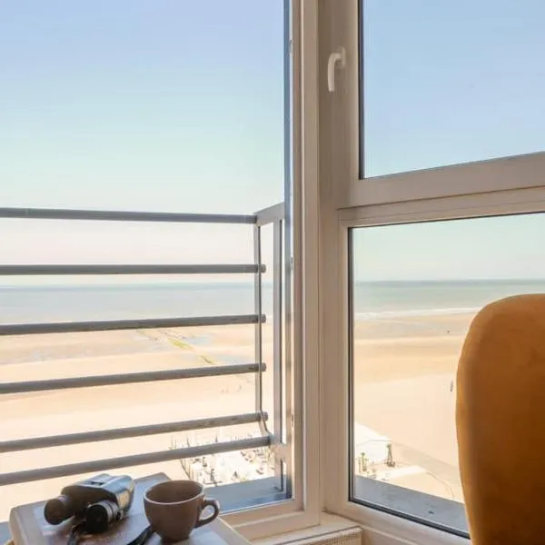 Beachfront Apartment with Panoramic Sea View, hotel em Middelkerke