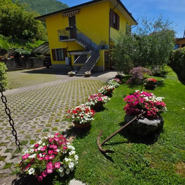 Appartamento L'ulivo 5 chilometri da Varenna vista lago in via privata, hotel i Lierna
