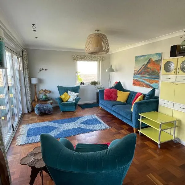 Mid-Century Gem Steps from the Beach, hotel em Edinburgo