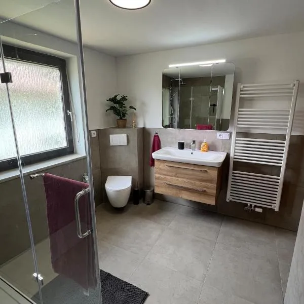 Top Apartment mit Parkplatz & viel Platz, hotel en Mallersdorf-Pfaffenberg
