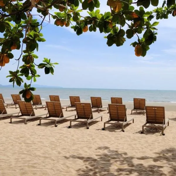 Pattaya Private Beach - Grand Florida Beachfront Condo Resort, hotel di Na Jomtien